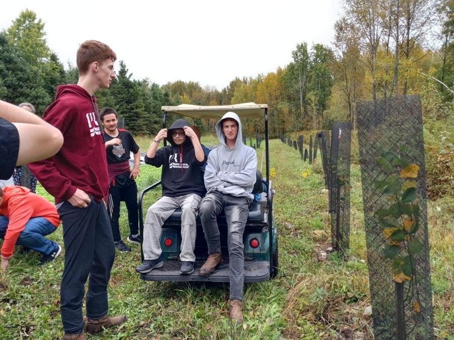 Une classe de la Polyvalente Robert-Ouimet en visite aux Argousiers